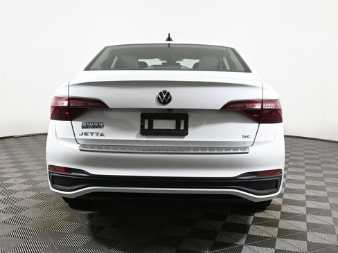 Used 2024 Volkswagen Jetta SE FWD image 10