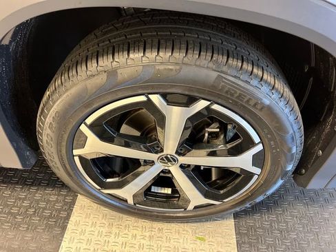 Certified 2025 Volkswagen Tiguan SE FWD image 10