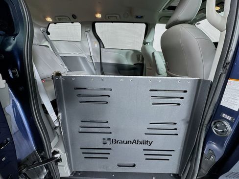 Used 2020 Toyota Sienna XLE Premium image 32