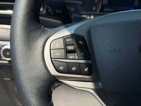 Used 2022 Ford Explorer Limited w/ Equipment Group 301A AWD/4WD image 33