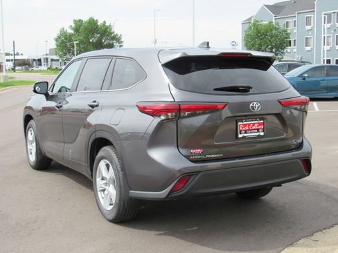 Used 2023 Toyota Highlander L FWD image 8