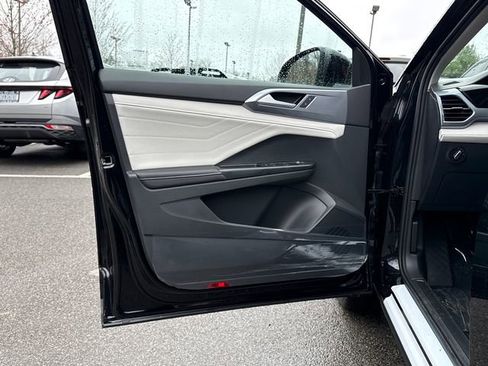 New 2026 Volkswagen Taos SEL image 9