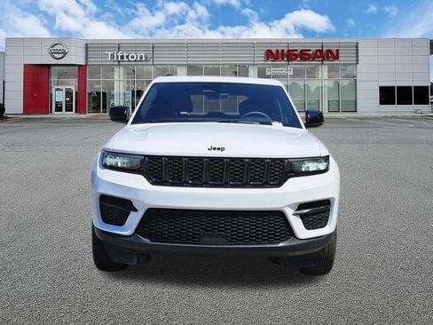 Used 2025 Jeep Grand Cherokee Altitude AWD/4WD image 2