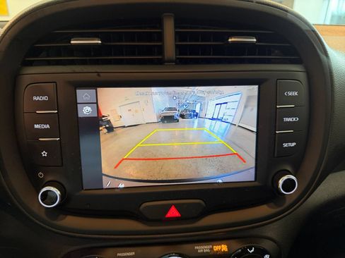 Used 2025 Kia Soul LX w/ LX Technology Package FWD image 22