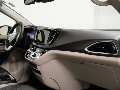 Used 2024 Chrysler Pacifica Touring-L FWD image 28