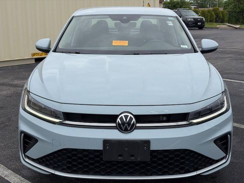 Used 2025 Volkswagen Jetta SE FWD image 2