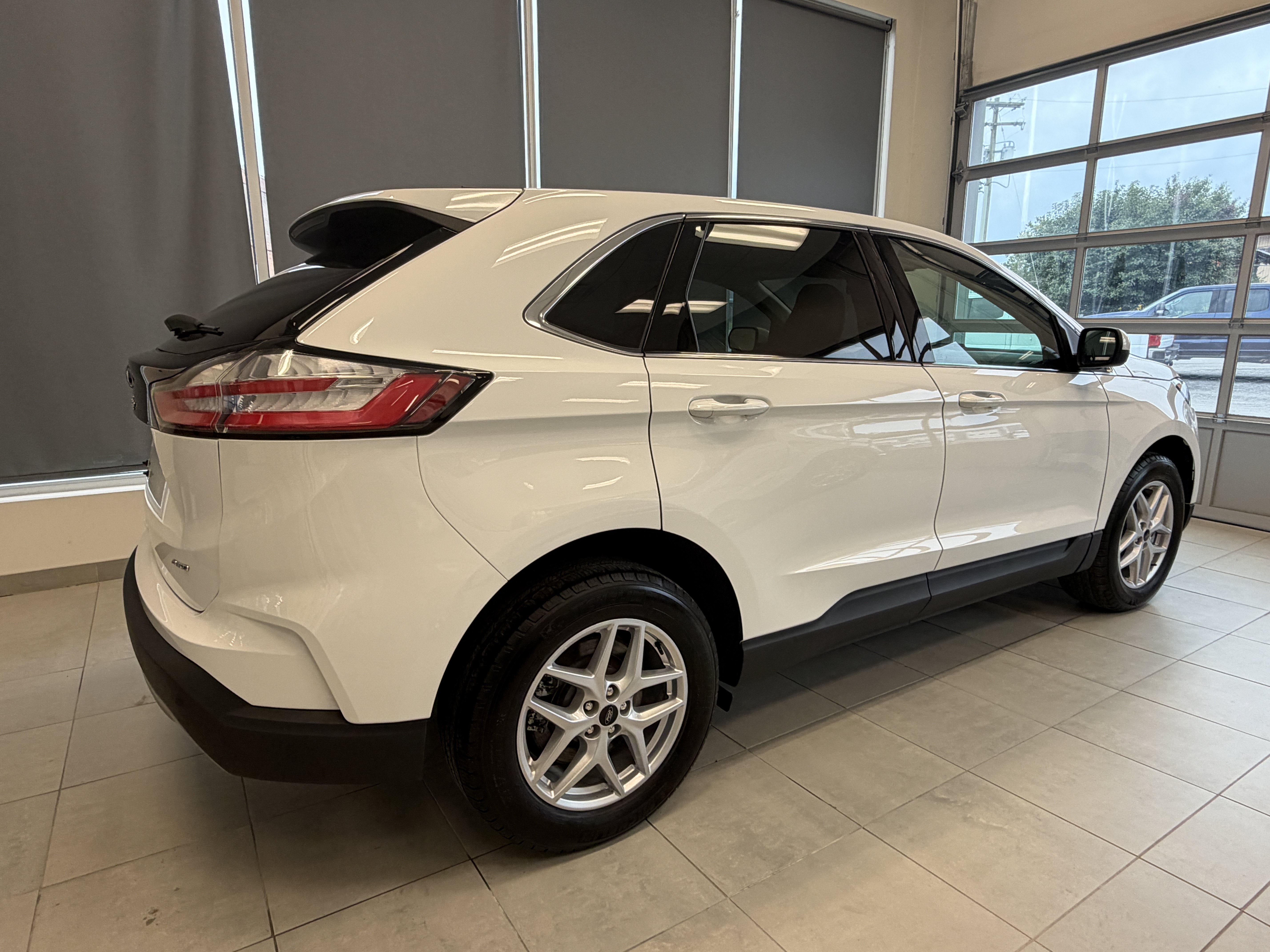 Used 2024 Ford Edge SEL w/ Convenience Package AWD/4WD image 2
