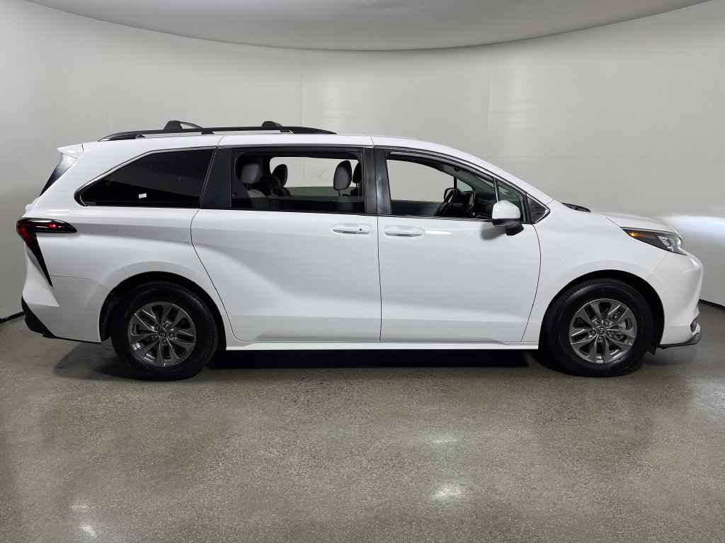 Certified 2026 Toyota Sienna LE FWD image 2