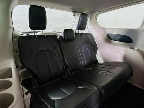 Used 2024 Chrysler Pacifica Touring-L FWD image 25