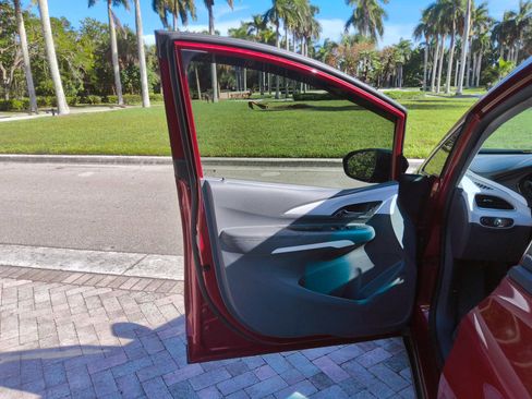 Used 2017 Chevrolet Bolt LT FWD image 21