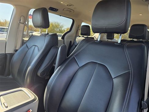 Used 2024 Chrysler Pacifica Touring-L image 15