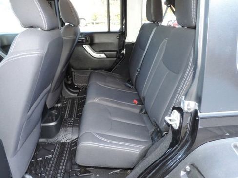 Used 2018 Jeep Wrangler Unlimited Rubicon w/ Connectivity Group image 24