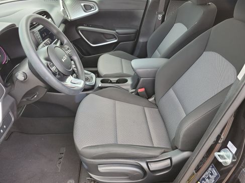 Used 2025 Kia Soul LX w/ LX Technology Package FWD image 9