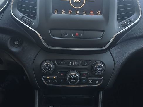 Used 2020 Jeep Cherokee Latitude Plus image 24