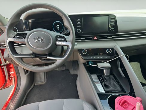 Used 2022 Hyundai Elantra SEL w/ Convenience + Premium Package FWD image 9