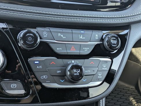 New 2026 Chrysler Pacifica Limited FWD image 15