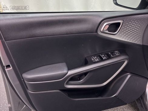 Used 2025 Kia Soul LX w/ LX Technology Package FWD image 12