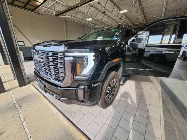 Used 2024 GMC Sierra 3500 Denali Ultimate AWD/4WD image 3