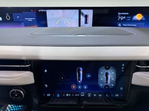 New 2026 Lincoln Navigator Premiere AWD/4WD image 18