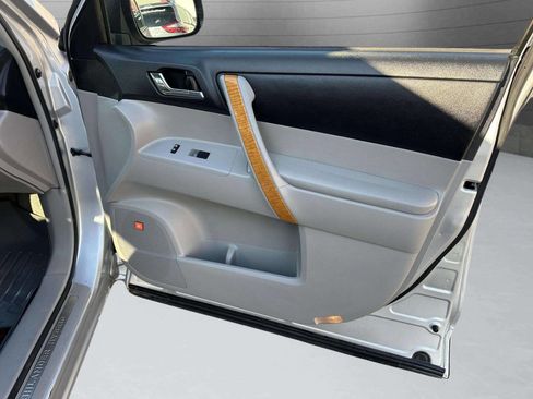 Used 2010 Toyota Highlander Limited image 40