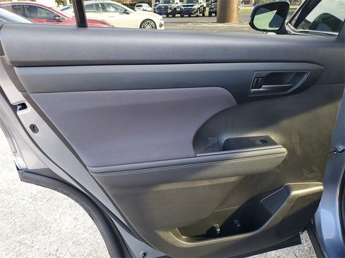 Used 2023 Toyota Highlander LE image 13