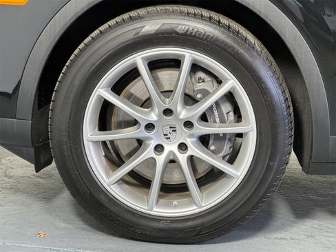 Used 2025 Porsche Cayenne Coupe image 34