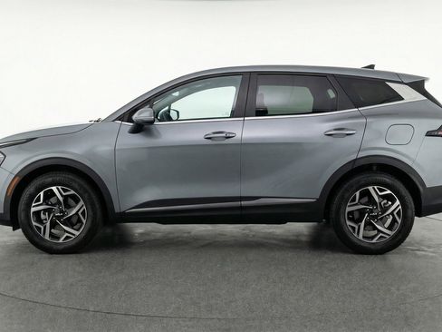 Used 2025 Kia Sportage LX image 3