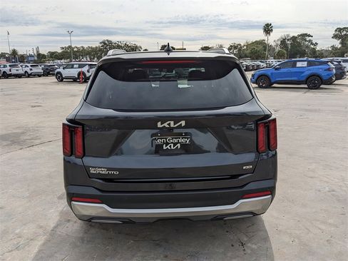 Certified 2025 Kia Sorento S w/ Panoramic Sunroof Package image 8