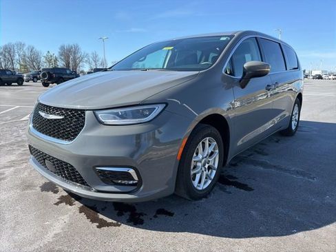 Used 2023 Chrysler Pacifica Touring-L FWD image 2