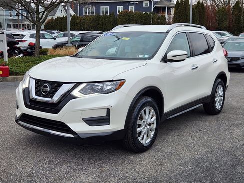 Used 2020 Nissan Rogue SV image 2