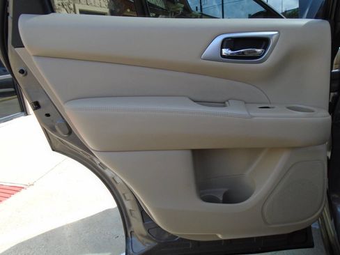 Used 2014 Nissan Pathfinder Platinum FWD image 31