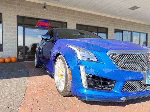 Used 2018 Cadillac CTS V w/ Luxury Package RWD image 32