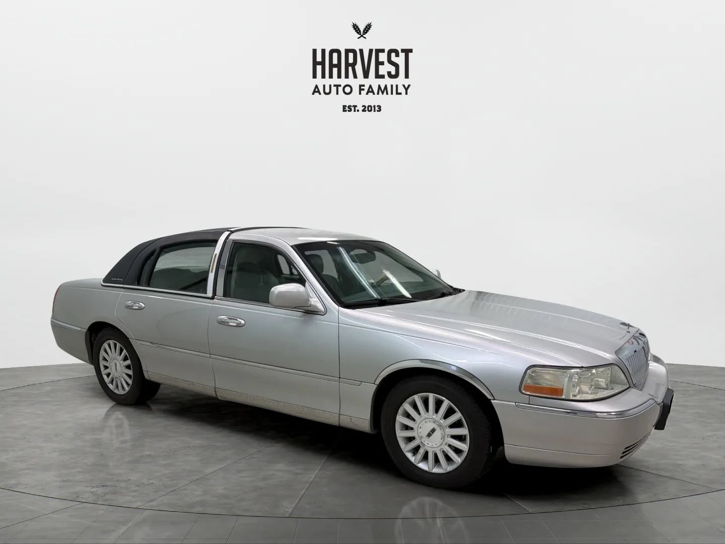 Used 2004 Lincoln Town Car Ultimate RWD image 9