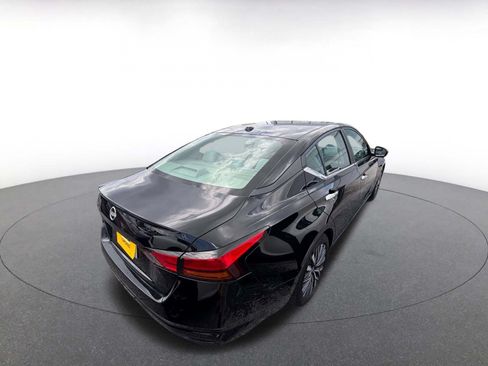 Used 2025 Nissan Altima 2.5 SV FWD image 12
