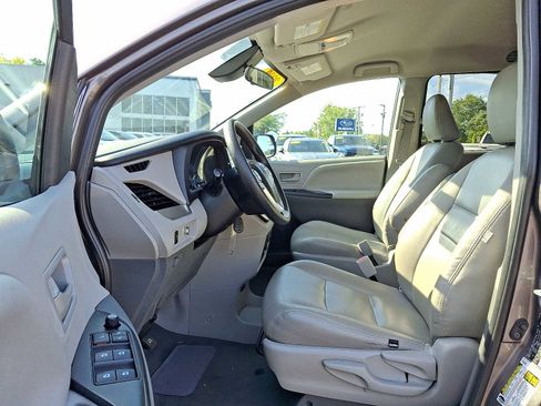 Used 2020 Toyota Sienna L image 15