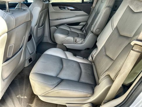 Used 2016 Cadillac Escalade Luxury image 16