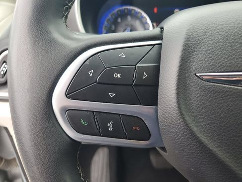 Used 2023 Chrysler Pacifica Touring-L FWD image 11