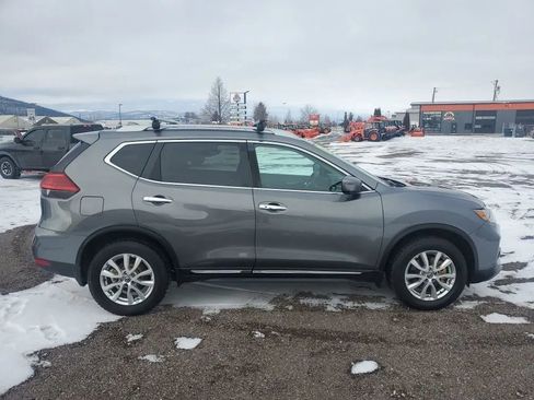 Used 2017 Nissan Rogue SV image 5