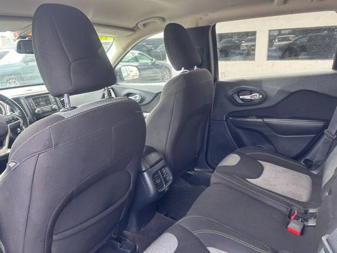 Used 2016 Jeep Cherokee Sport FWD image 11