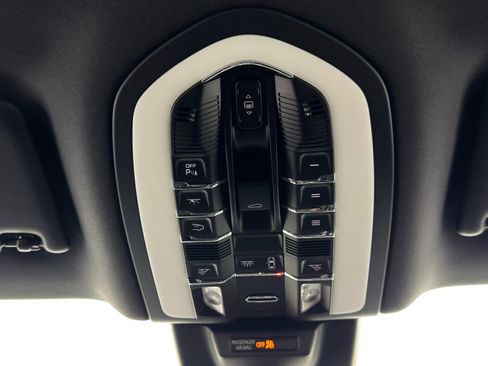 Used 2018 Porsche Macan image 32