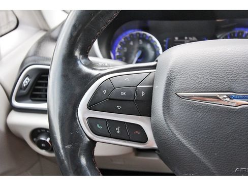 Used 2020 Chrysler Pacifica Touring-L FWD image 19