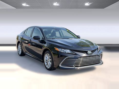 Used 2024 Toyota Camry LE image 7
