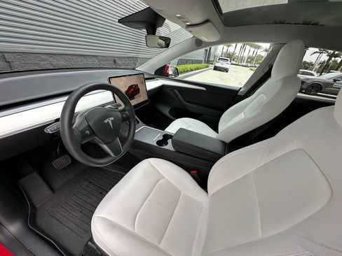 Used 2022 Tesla Model Y Long Range image 4