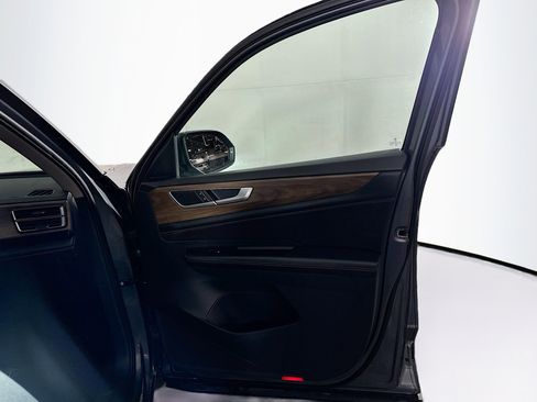 Used 2025 Volkswagen Atlas SE image 33