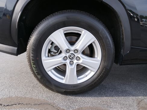 Used 2023 Toyota Highlander FWD image 11