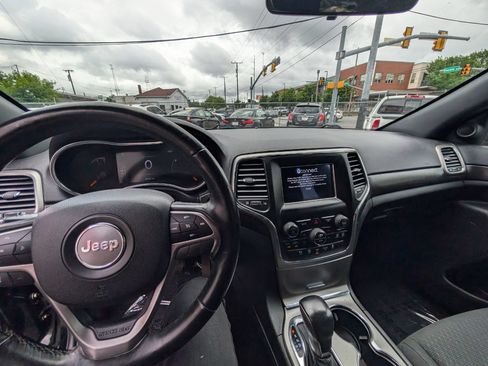 Used 2018 Jeep Grand Cherokee Laredo AWD/4WD image 21