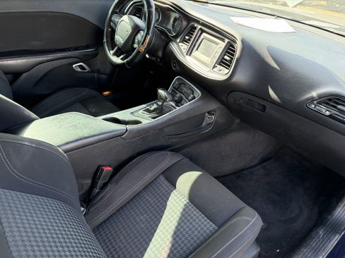 Used 2015 Dodge Challenger SXT RWD image 10
