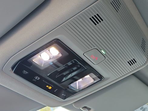 Certified 2025 Volkswagen Atlas SE image 26