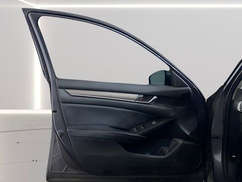 Used 2018 Honda Accord LX image 11