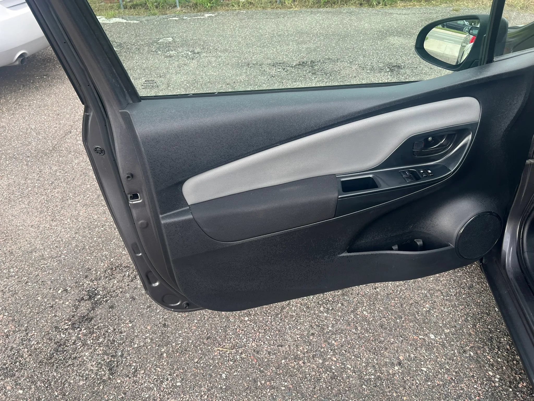 Used 2015 Toyota Yaris L FWD image 5